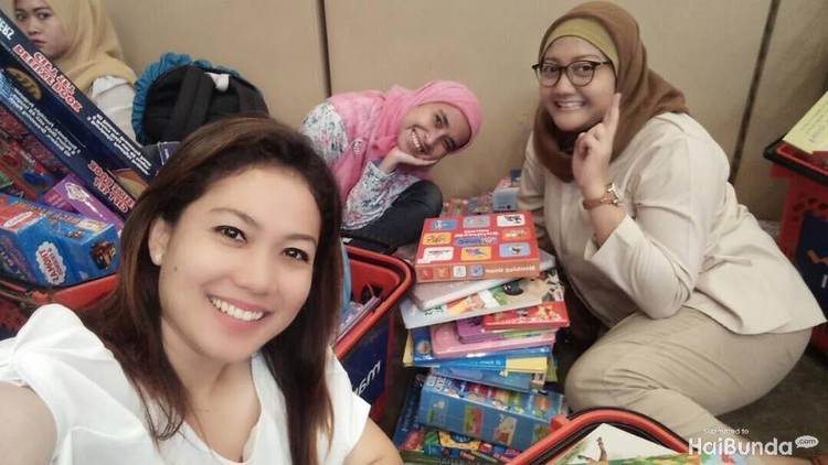 Mila, Buka Jastip Sesama Jastip atau jasa titip ternyata bisa jadi bisnis dengan modal kecil tapi untung besar. Keempat perempuan ini memaparkan kisah sukses jastip mereka.