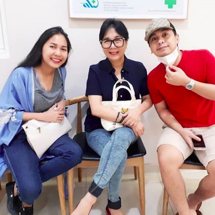 <p>Bersama sang ibu dan adik pertamanya, Yudit. Raditya Dika calon ayah yang family man nih. (Foto: Instagram @radityadika)</p>