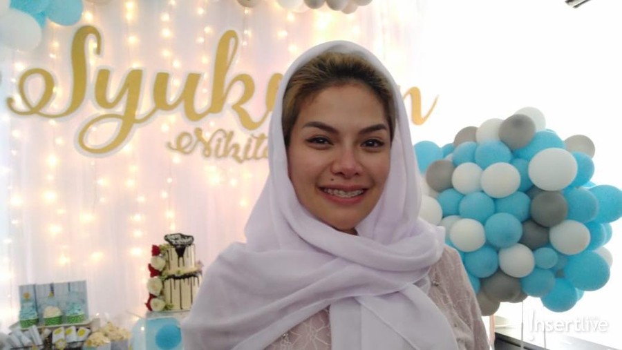 Syukuran Kehamilan, Nikita Mirzani Tak Undang Mantan Suami Gelar acara syukuran kehamilan, Nikita Mirzani tak mengundang mantan suami, Dipo Latief, yang merupakan ayah dari bayi yang masih dalam kandungannya itu.