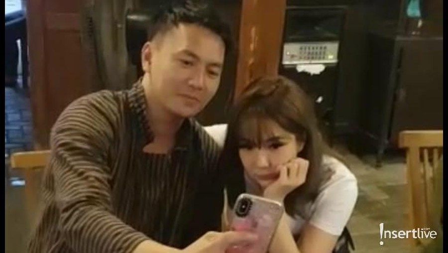 Saranghaeyo, Wijaya Saputra memberikan tanda cintanya untuk Gisella Anastasia.