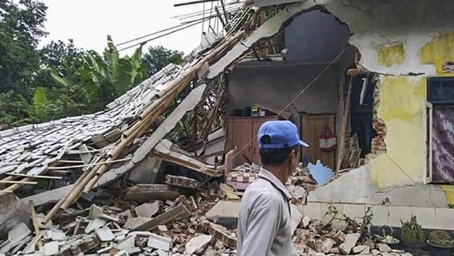 Gempa magnitudo 5,8 memicu longsor di kawasan wisata air terjun Tiu Kelep, Desa Senaru, Kecamatan Bayan. Sebanyak 40 orang dilaporkan terjebak longsor.