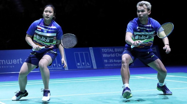 Rinov Rivaldy/Pitha Haningtyas Mentari gagal ke final Hylo Open 2021 usai takluk dari pasangan Thailand di Saarlandhalle, Minggu (7/11) dini hari WIB.