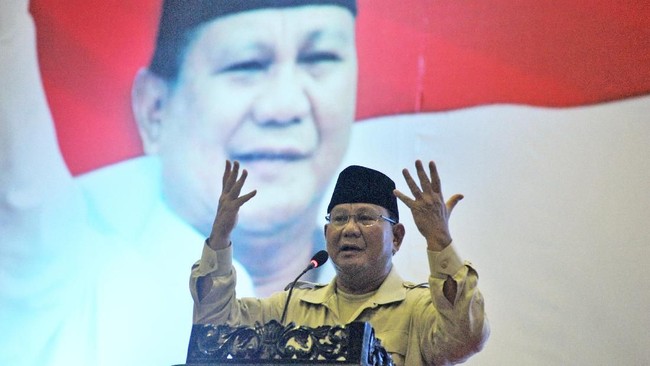 Azan zuhur berkumandang saat Prabowo Subianto berorasi. Capres 02 itu menghentikan aktivitasnya dan memilih rehat di sela kampanye akbar terbuka di Manado.