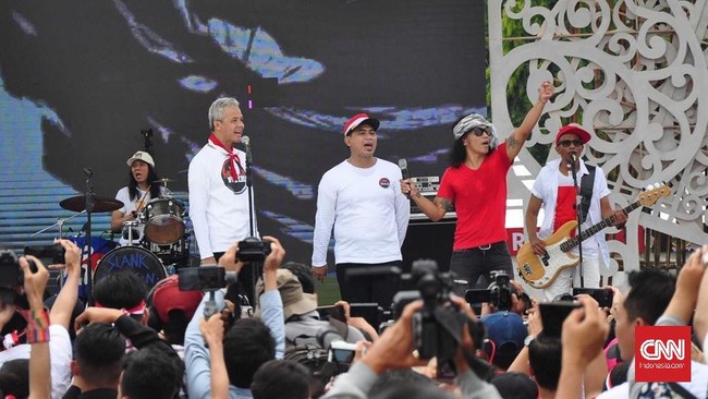 Capres nomor urut 3 Ganjar Pranowo pamer makan siang dengan band Slank jelang Pilpres 2024.
