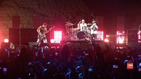VIDEO: Red Hot Chili Peppers 'Guncang' Piramida Mesir