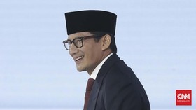 Sandi 'Gelap-gelapan' Tonton Debat Capres Keempat