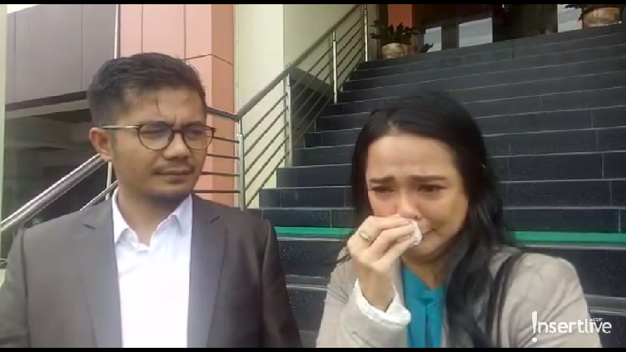 Shezy menangis haru atas keputusan hak asuk anak yang jatuh ke tangannya.