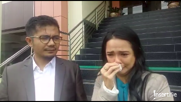 img-title Yang Bikin Shezy Idris Menangis Usai Resmi Cerai