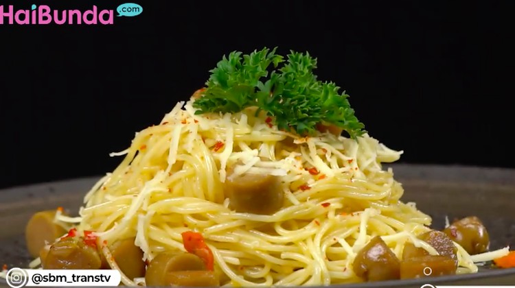 Mau masak spaghetti seenak di restoran? Intip dan coba olah resep spaghetti aglio olio berikut ini, Bun. Bahannya tak mahal, cara membuatnya pun mudah.
