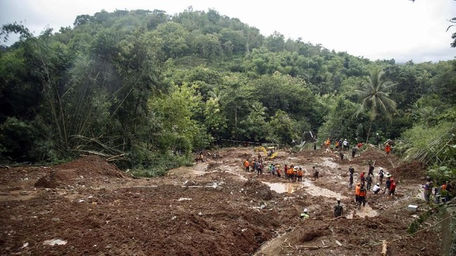 Kepala BNPB, Doni Monardo menyebut pencegahan longsor bisa dilakukan dengan pengembalian fungsi lahan dan penanaman akar wangi.