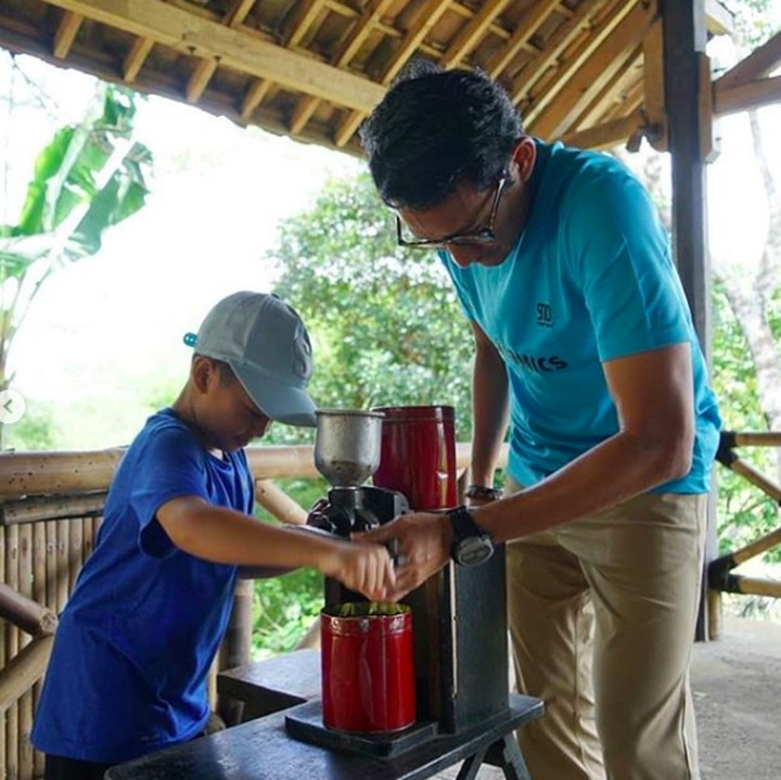 <p>Wah, Sulaiman serius banget. Lagi diajari apa sih, Nak, sama ayah? (Foto: Instagram/ @sandiuno)</p>