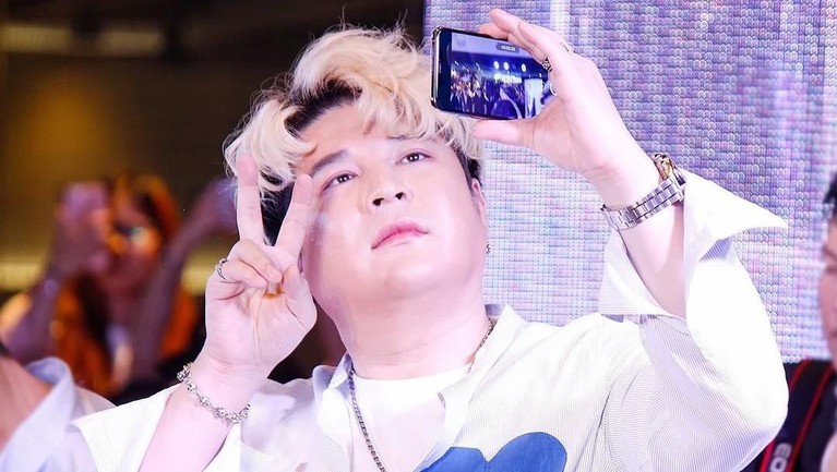 Meski bertubuh lebih gendut dibanding personil Super Junior yang lain, Shin Dong Hee tetap terlihat keren dan lucu. Berikut gaya lucu Shin Dong versi Inserlive!