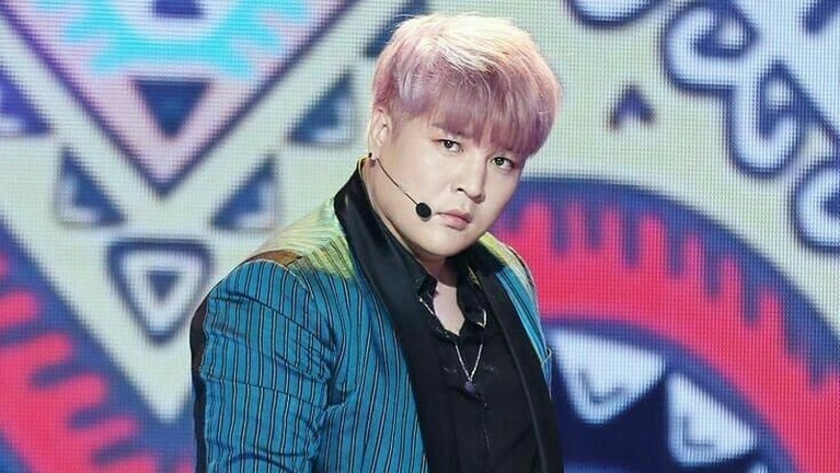 Meski bertubuh lebih gendut dibanding personil Super Junior yang lain, Shin Dong Hee tetap terlihat keren dan lucu. Berikut gaya lucu Shin Dong versi Inserlive!