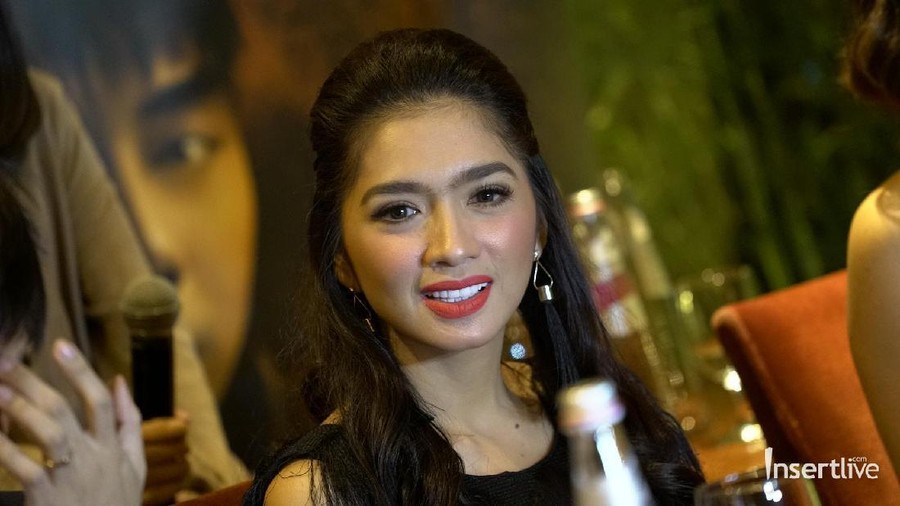 Isu terkait kabar pacar baru, Angel Karamoy enggan menanggapi isu tersebut.