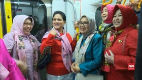 VIDEO: Iriana Widodo-Mufidah Kalla Jajal Naik MRT