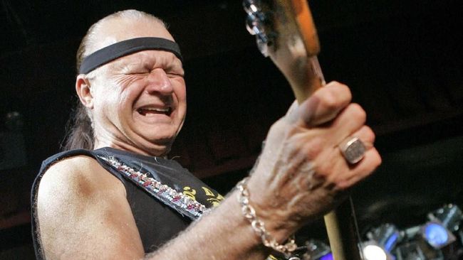 Dick Dale adalah pionir musik selancar rock yang lantas dipopulerkan oleh Beach Boys.