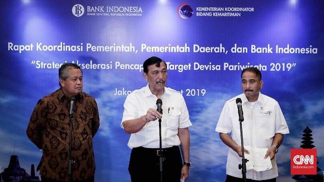 Pemerintah memangkas target penerimaan devisa sektor pariwisata dari US$20 miliar menjadi US$17,6 miliar karena pemerintah kesulitan meraihnya.