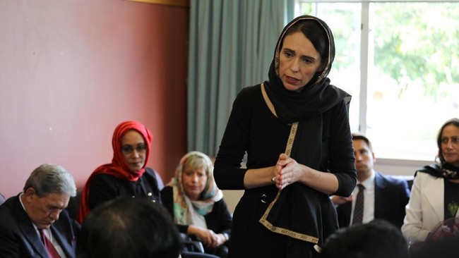 PM Selandia Baru, Jacinda Ardern, melarang penjualan senapan serbu dan semi-otomatis menanggapi penembakan di dua masjid Kota Christchurch.