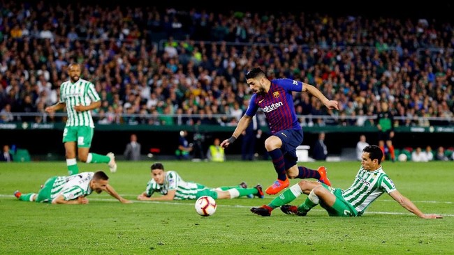Penyerang Barcelona Luis Suarez tetap berpeluang melawan Manchester United di babak perempat final Liga Champions, April nanti, meski cedera pergelangan kaki.