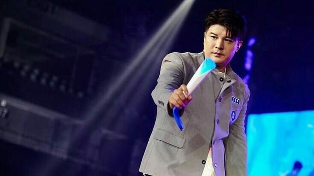 Meski bertubuh lebih gendut dibanding personil Super Junior yang lain&comma; Shin Dong Hee tetap terlihat keren dan lucu&period; Berikut gaya lucu Shin Dong versi Inserlive&excl;