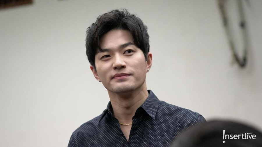 Lee Jeong Hoon menyebar uang di jalan pada acara CFD di FX Senayan.