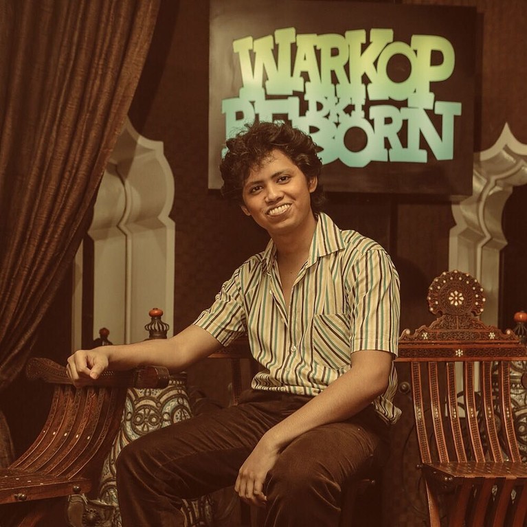Mengintip penampilan Aliando, Adipati dan Randy demi memerankan film Warkop DKI Reborn 2. Digarap Falcon Pictures, film dijadwalkan tayang pada 2019.