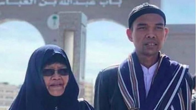 Ibunda Ustaz Abdul Somad meninggal dunia di usia 71 tahun pada Senin (18/3). Sebuah ucapan dari sang ibu pun diingat oleh pria yang karib disapa UAS ini.