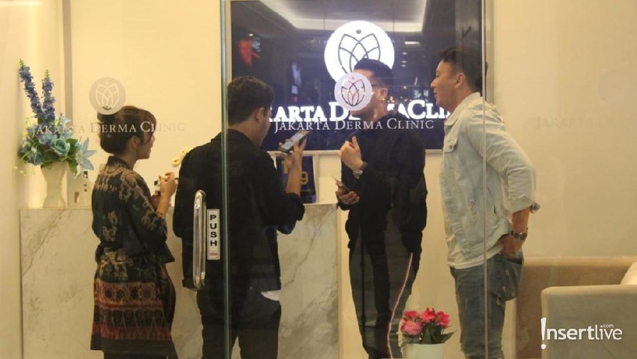 Jalan Bareng Wijaya Saputra, Gisel Titipkan Anak ke Gading Wijin dan Gisel tampak menghabiskan waktu bersama di sebuah pusat perbelanjaan.