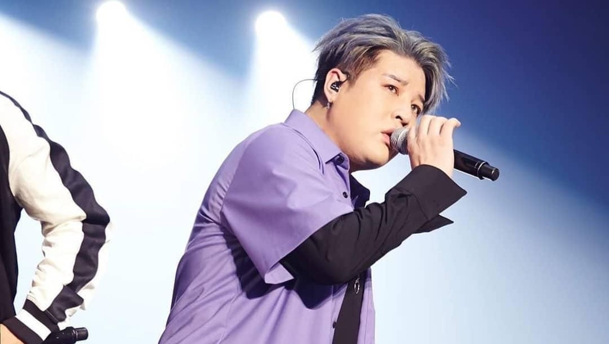 Meski bertubuh lebih gendut dibanding personil Super Junior yang lain&comma; Shin Dong Hee tetap terlihat keren dan lucu&period; Berikut gaya lucu Shin Dong versi Inserlive&excl;