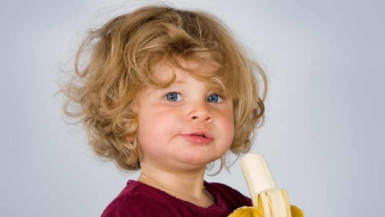 Dalam keseharian, ada anggapan pemberian pisang pada anak bisa membantu mereka tidur lebih nyenyak. Hmm, apa benar seperti itu?