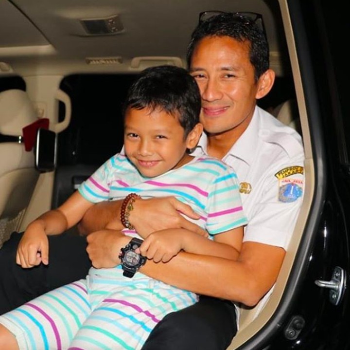 <p>Saat menjabat wakil gubernur DKI Jakarta, bagi Sandi lelahnya hilang begitu saja ketika pulang kerja disambut anak. Bunda dan Ayah juga pernah merasakan hal serupa dengan Sandi? (Foto: Instagram/ @sandiuno)</p>
