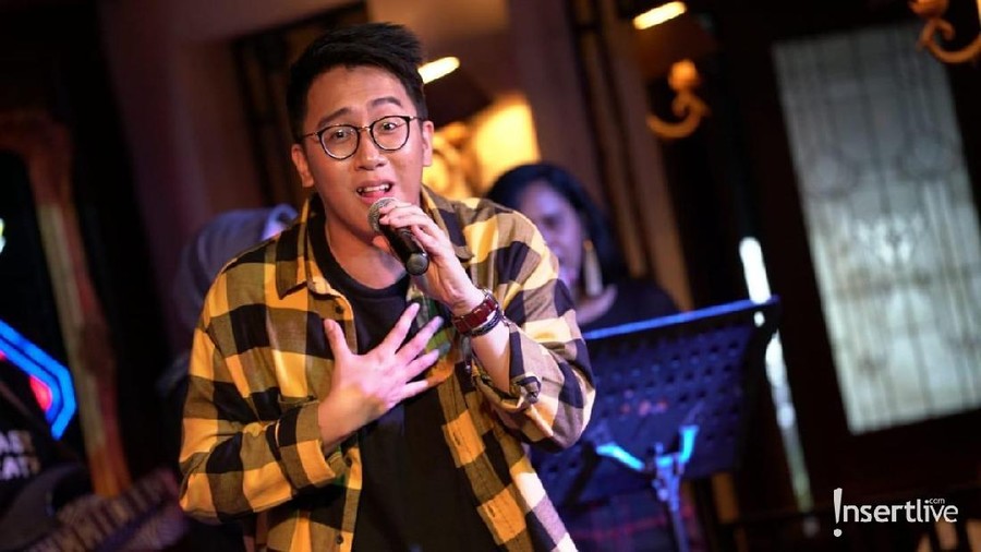 Penyanyi pendatang baru Pierre Fitz, akan segera merilis single dan Pierre mengungkap kisah dan alasan memilih musik dan menjadi penyanyi di Indonesia.