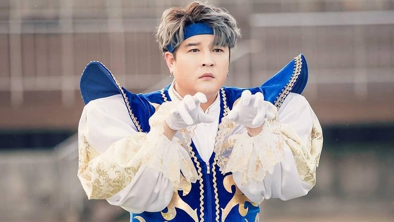 Meski bertubuh lebih gendut dibanding personil Super Junior yang lain, Shin Dong Hee tetap terlihat keren dan lucu. Berikut gaya lucu Shin Dong versi Inserlive!
