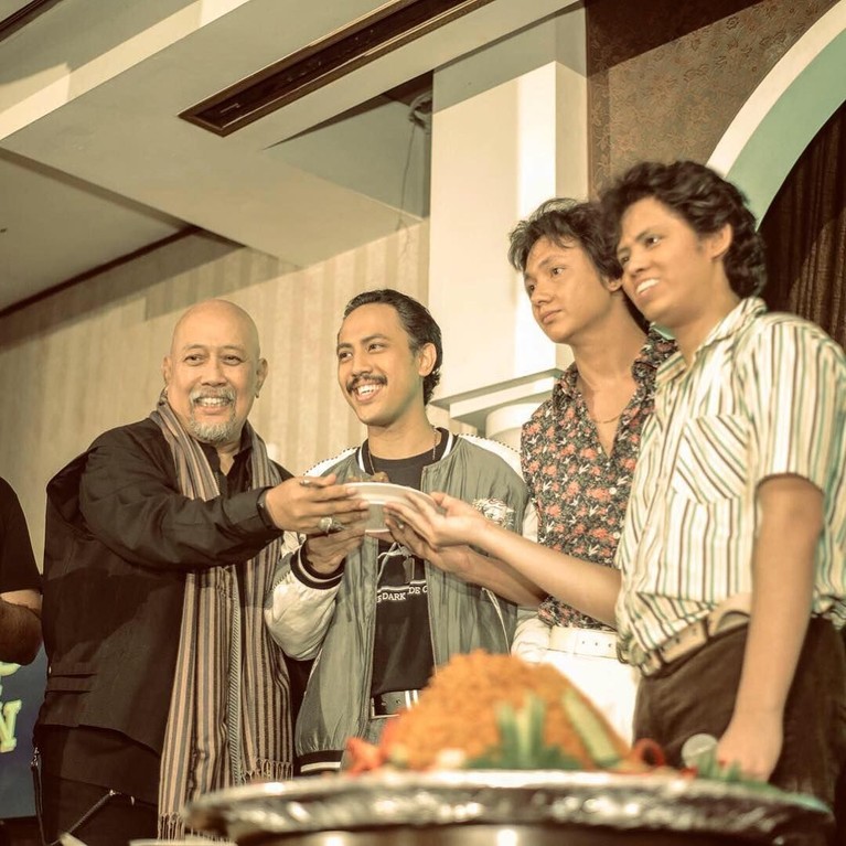 Mengintip penampilan Aliando, Adipati dan Randy demi memerankan film Warkop DKI Reborn 2. Digarap Falcon Pictures, film dijadwalkan tayang pada 2019.