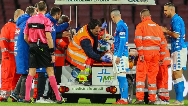 Kiper Napoli David Ospina terjatuh di tengah lapangan usai benturan dengan pemain Udinese Ignacio Pussetto dalam lanjutan Liga Italia di Stadion San Paolo.