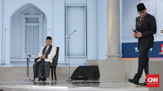 Cawapres Sandiaga Uno mengkritisi Perpres 20/2018 tentang Penggunaan Tenaga Kerja Asing (TKA) yang disebut memberikan 'karpet merah' bagi TKA.