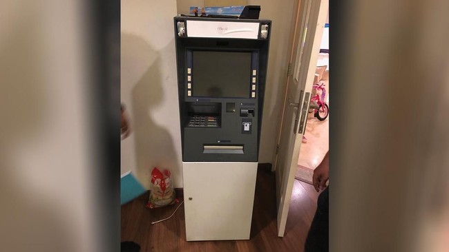 Polisi menemukan mesin ATM saat menggeledah apartemen RP, tersangka kasus skimming. Polisi juga menemukan kerudung yang digunakan RP untuk menyamar.