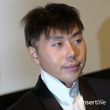 Depan Kaca Bandingin Dagu & Beauty Blender, Roy Kiyoshi: Iya Yah Mirip