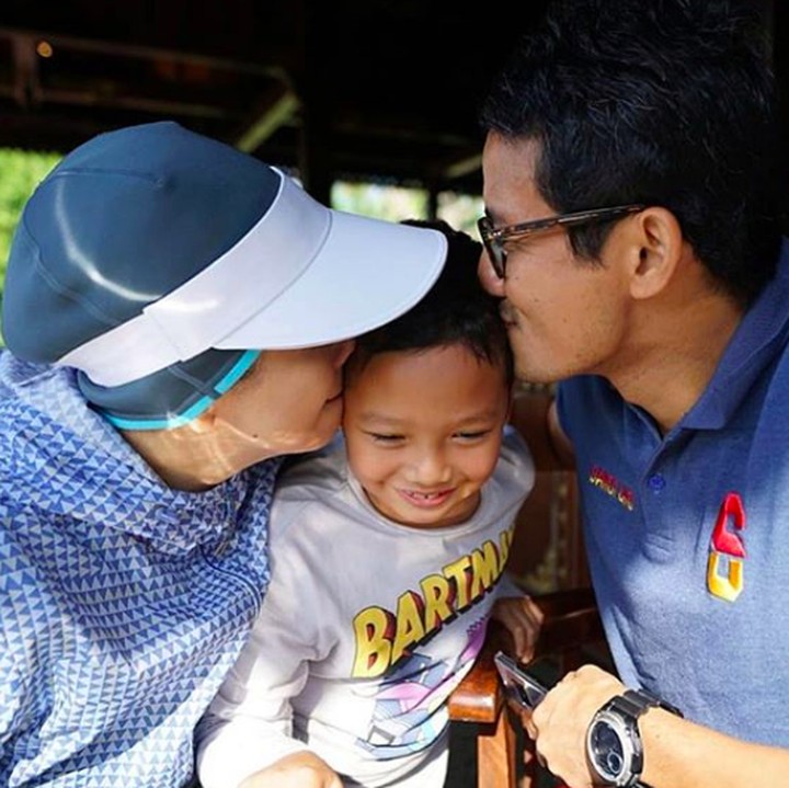 <p>Kecup manis Ayah <a href="https://news.detik.com/berita/d-3803122/warga-ke-sandiaga-program-bapak-banyak-tapi-kita-nggak-paham" target="_blank">Sandiaga Uno </a>dan Bunda <a href="https://www.cnnindonesia.com/nasional/20190315210319-32-377751/kpu-gladi-bersih-debat-maruf-amin--sandiaga-uno" target="_blank">Nur Asia</a> untuk Sulaiman yang tahun ini genap berusia 8 tahun. (Foto: Instagram/ @sandiuno)  </p>