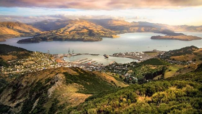 Jalan Penemuan Zealandia, 'Benua' Tersembunyi di Dasar Laut Para peneliti kini terus melakukan penelitian dan pemetaan terhadap Zealandia, benua yang disebut tenggelam puluhan juta tahun lalu.