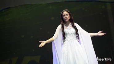 img-title Datang ke Nikahan Anak Raam Punjabi, Chelsea Islan-Rob Clinton Go Public?