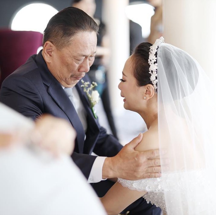 <p>Prosesi pernikahan Yuanita dan Indra berlangsung haru, Bun. Terutama ketika momen sungkeman. (Foto: Instagram @yuanitachrist)  </p>