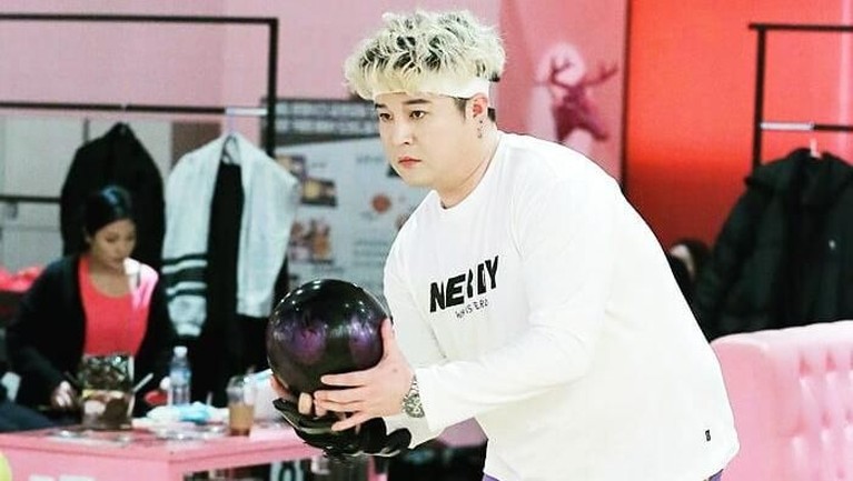 Meski bertubuh lebih gendut dibanding personil Super Junior yang lain, Shin Dong Hee tetap terlihat keren dan lucu. Berikut gaya lucu Shin Dong versi Inserlive!