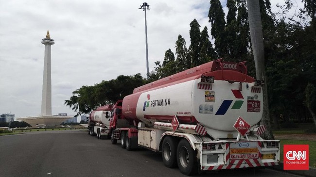 Dua mobil tangki berukuran 32 kiloliter milik Pertamina diadang saat memasuki pintu Tol Ancol, kemudian dibawa ke tengah demonstrasi di seberang Istana Negara.