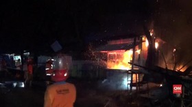 VIDEO: Puluhan Kios di Pasar Legi, Jombang Terbakar