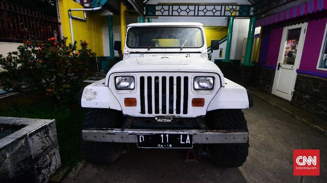 Jumpsuit Emas dan Sisa Kenangan Nike Ardilla di Sudut Bandung Sebuah rumah di Cipamokolan, Bandung, menyimpan berbagai memorabilia Nike Ardilla dan bukti musisi legendaris itu pernah mengisi kehidupan musik Indonesia.