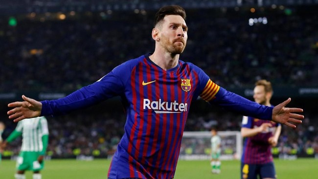 Lionel Messi berlari dari kejaran Kylian Mbappe dalam perburuan sepatu emas Eropa lewat hattrick yang dicetak ke gawang Real Betis.