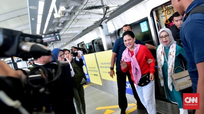 Seraya berdiri, Ibu Negara Iriana Jokowi turut menyanyikan lagu Naik Kereta Api ciptaan Ibu Soed kala mengikuti uji coba publik MRT pada Senin (18/3) siang.