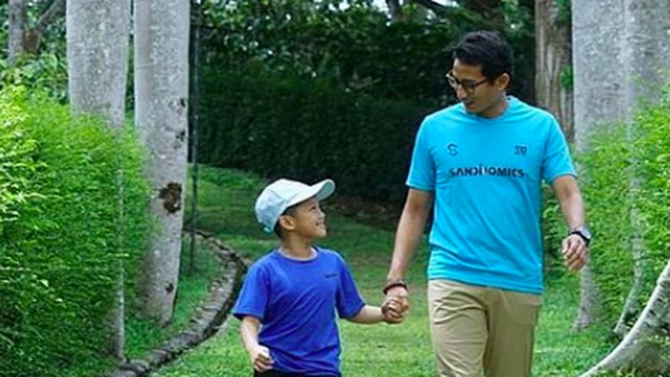 Sulaiman Saladdin Uno, anak bungsu Sandiaga Uno belajar pencak silat, ilmu bela diri dari Asia Tenggara. Yuk, cari tahu keuntungan anak belajar pencak silat.