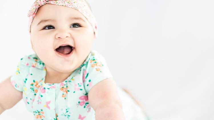 20 Inspirasi Nama Bayi Perempuan dari Bahasa Arab Bermakna Cahaya Cahaya berarti menjadi penerang bagi banyak orang. Tertarik untuk memberi nama bayi perempuan dengan makna cahaya, Bun?
